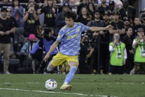 美国中场新星亚伦森以21岁之龄完成转会，正式加盟科罗拉多急流队