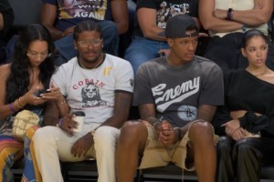 杰伦-格林与40岁伴侣及小贾情侣共同现身飞翼对火花场边观赛