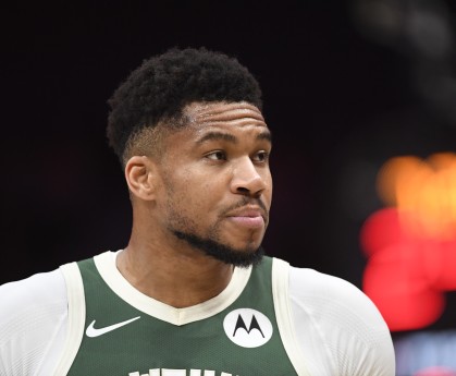 雷记：字母哥很明显已经放弃了雄鹿 32分钟就11次出手